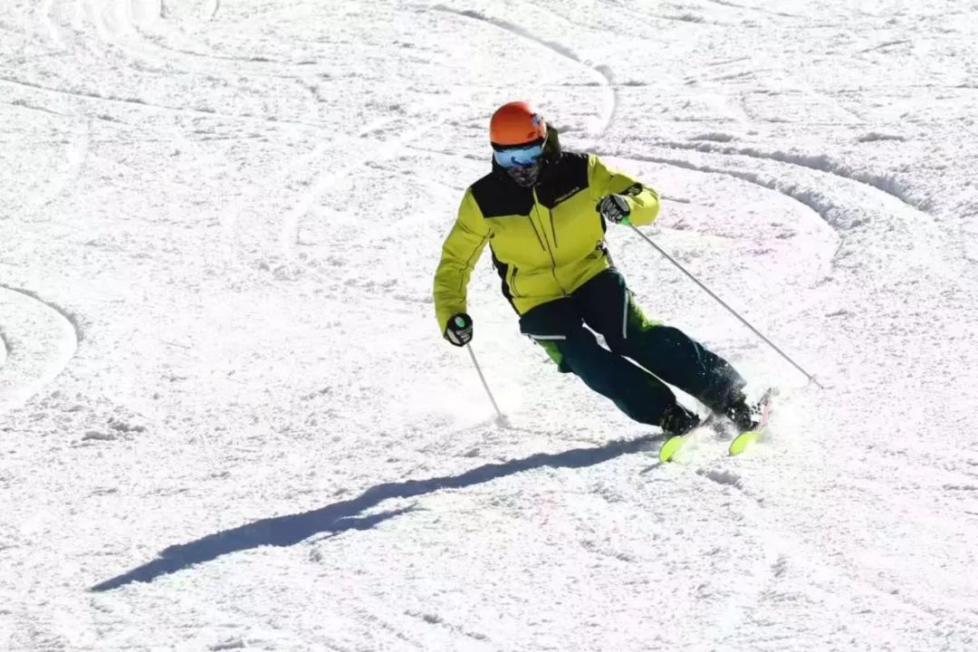 开滑！长白山和平滑雪场开板，体验冰雪运动的魅力之旅