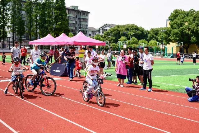 凯里四小运动会，大人小孩共享欢乐竞技时刻