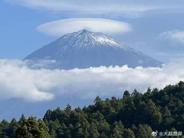 日本富士山顶出现山帽云景观，自然之美的震撼展现