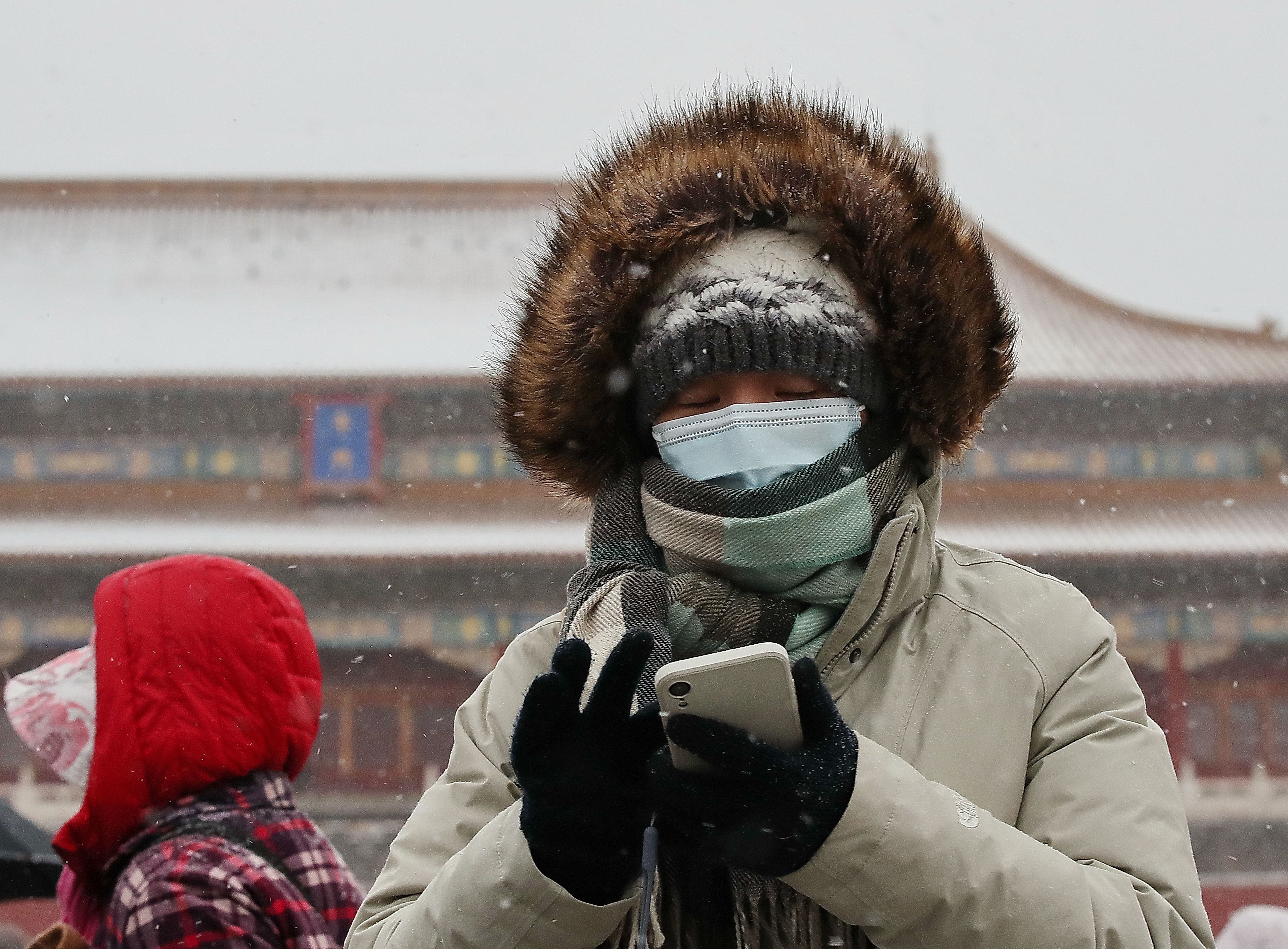 早安北京1116，今日气温骤降，最低温仅2℃，寒潮蓝色预警启动，提醒您及时添衣保暖