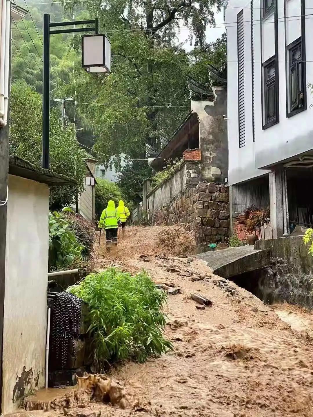 中央气象台解除台风蓝色预警，风雨渐弱，仍需警惕后续影响