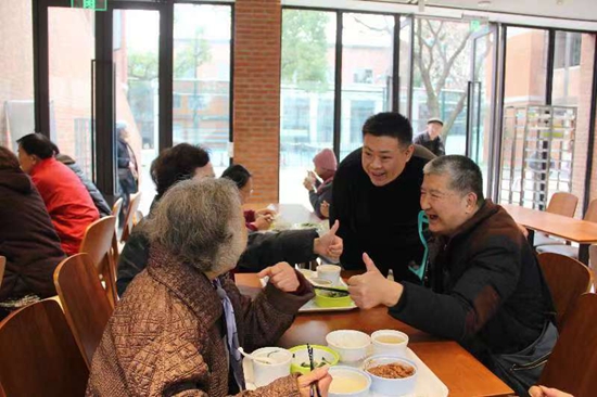 上海老字号餐厅积极拥抱长者餐厅潮流，打造尊老爱老的美食天地