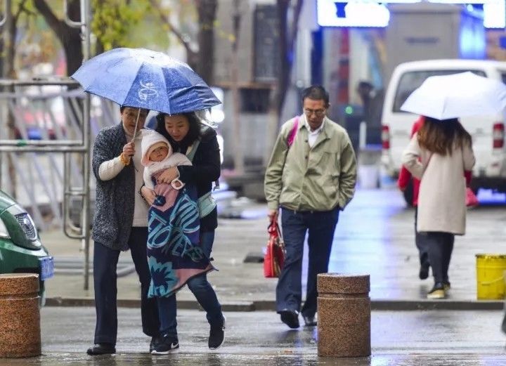 降温又降雨！广州的秋冬季节来临，市民需加衣打伞应对——未来三天气温展望及应对指南