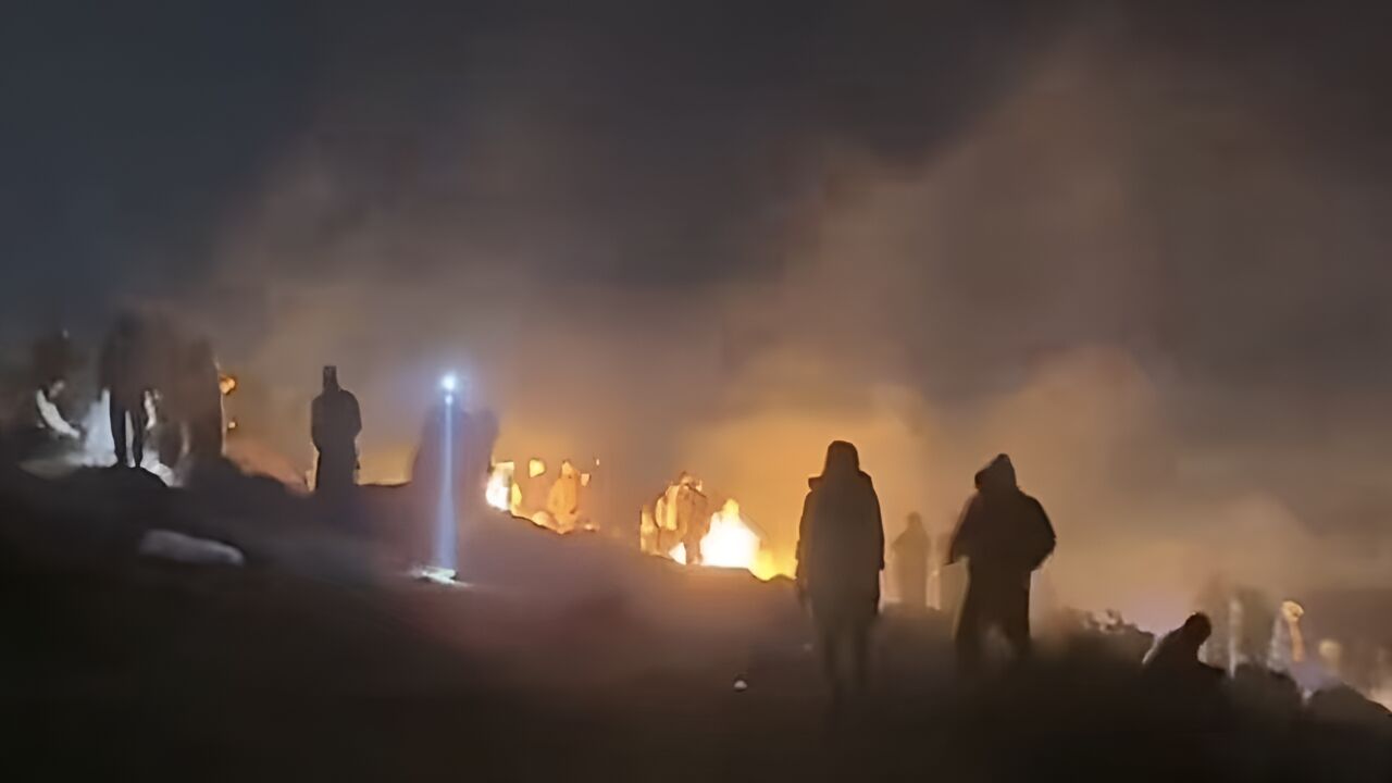 大牯牛山夜爬游客遭遇争议，纵火烧山真相揭秘