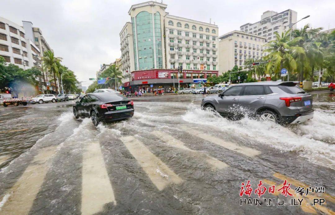 广东陆丰多个乡镇出现海水倒灌现象，官方建议未来两天民众减少外出